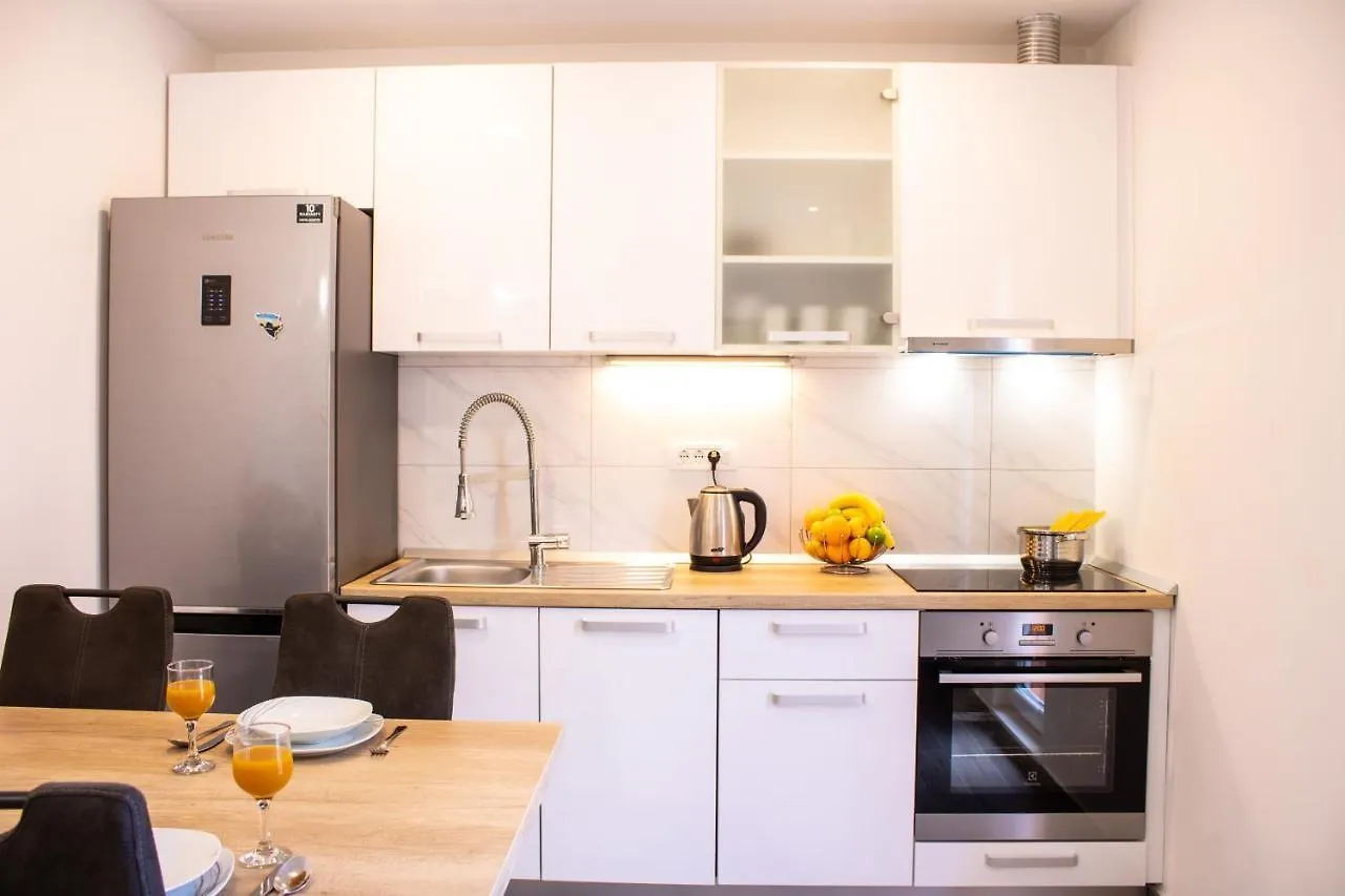 Julia'S Beautiful Apartment For 6 With Parking Split