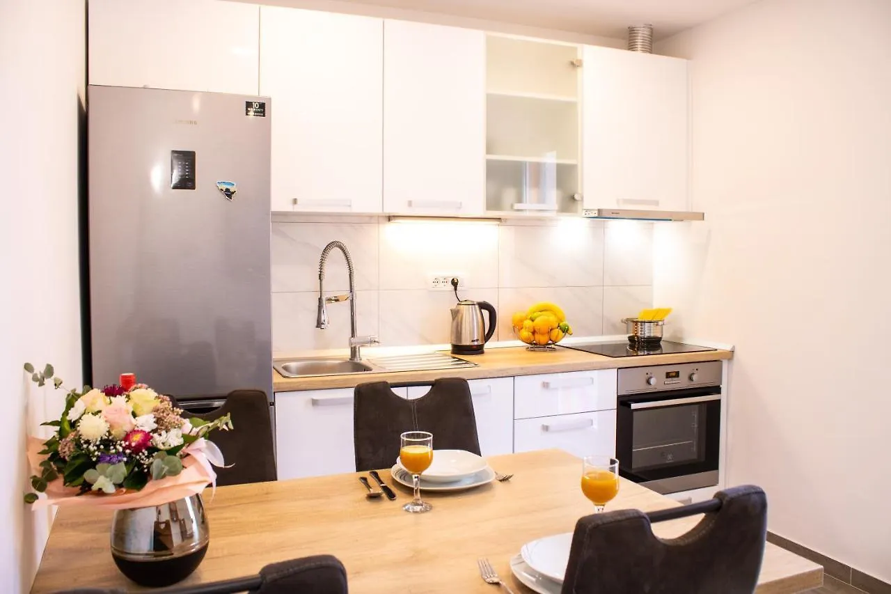 Julia'S Beautiful Apartment For 6 With Parking Split