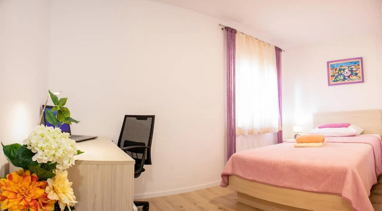 Julia'S Beautiful Apartment For 6 With Parking Split