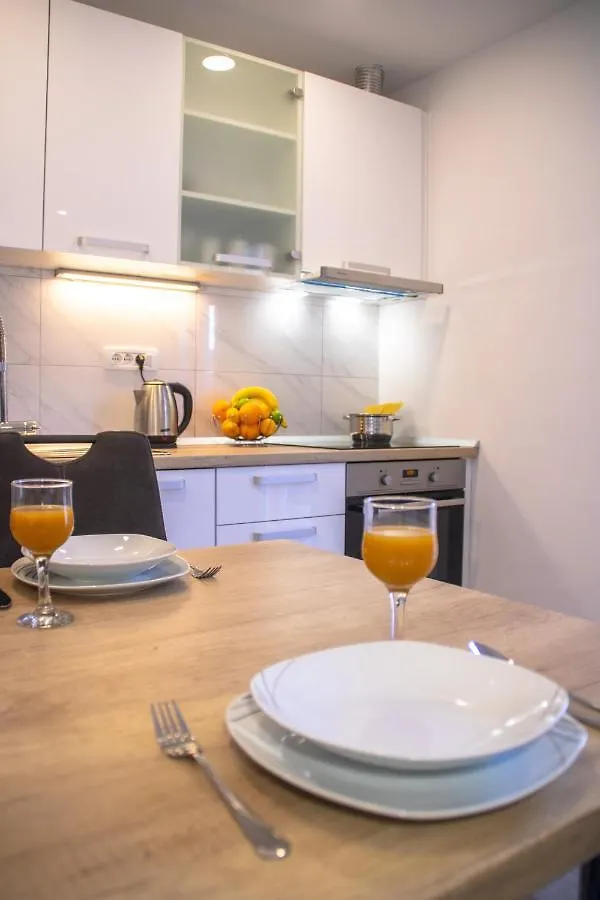 Julia'S Beautiful Apartment For 6 With Parking Split