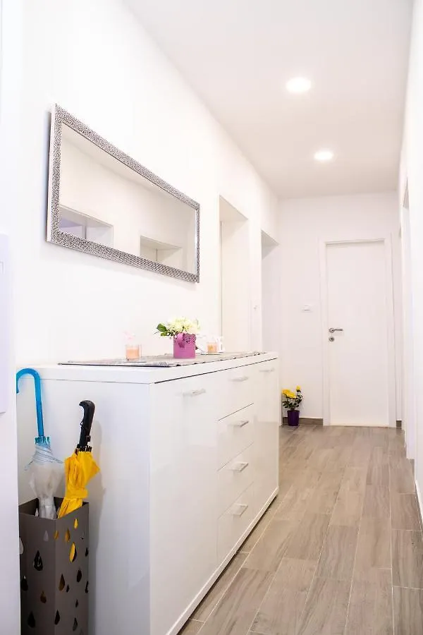 Julia'S Beautiful Apartment For 6 With Parking Split Croatia