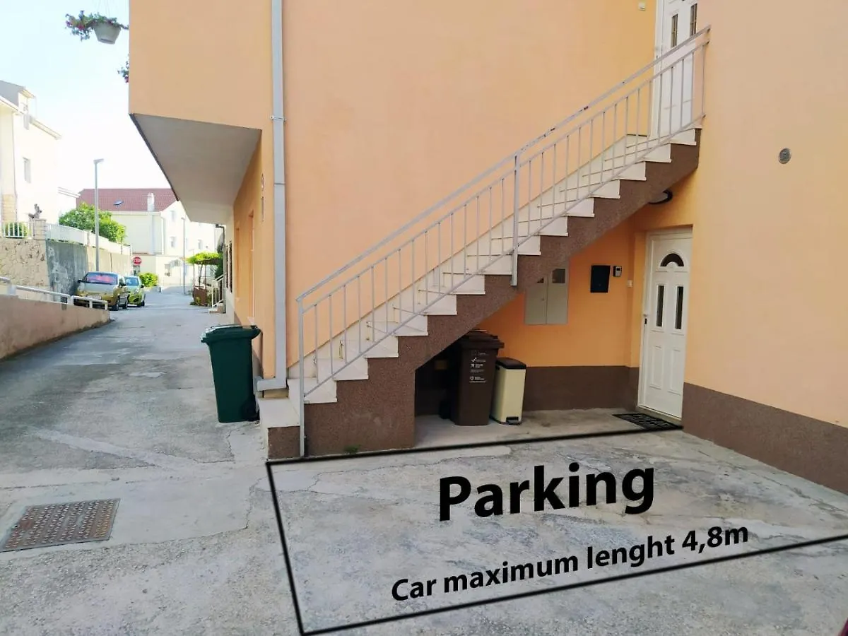Julia'S Beautiful Apartment For 6 With Parking Split