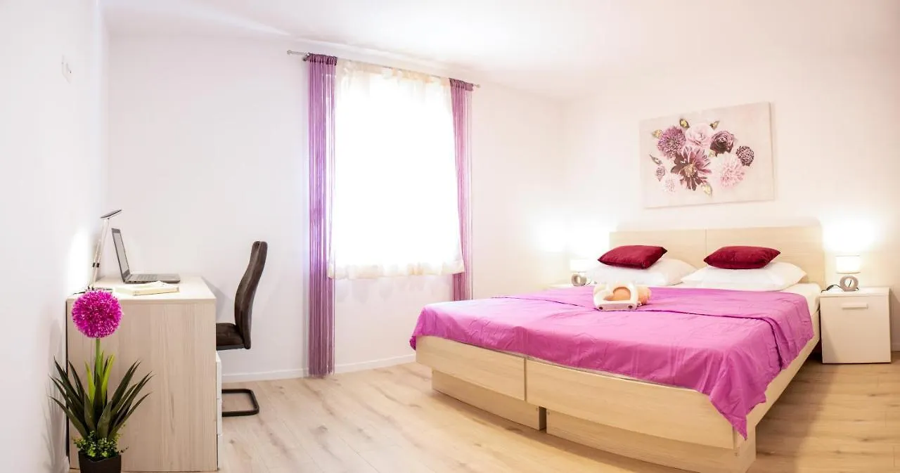 Julia'S Beautiful Apartment For 6 With Parking Split Croatia