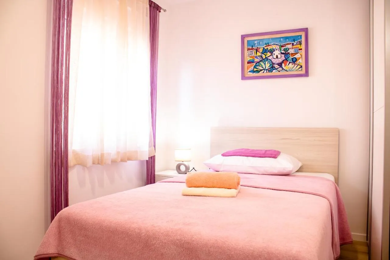 Julia'S Beautiful Apartment For 6 With Parking Split